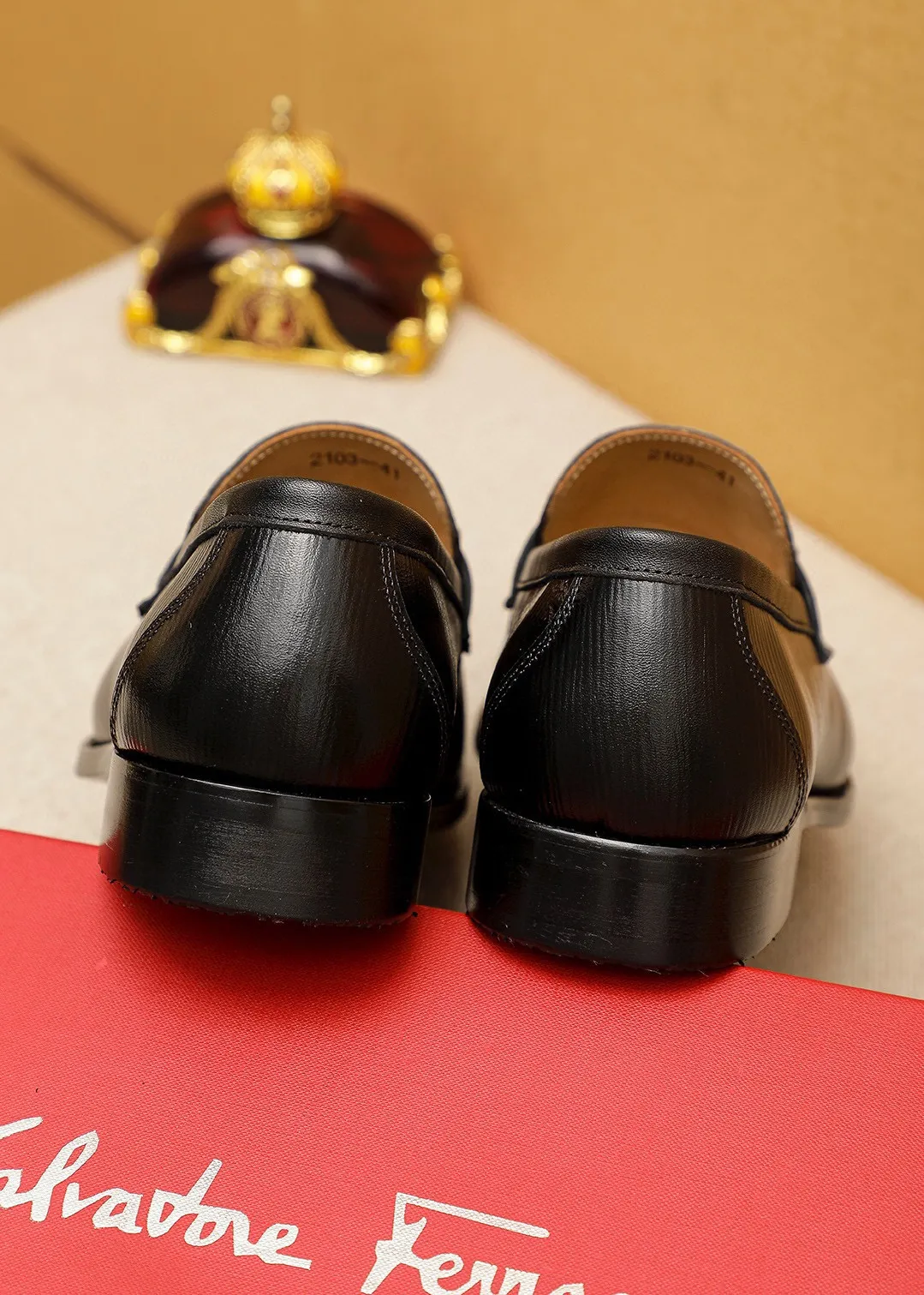 Men's shoes 💰460 💐 Product trademark: Ferragamo "Ferragamo" casual leather shoes Regular size: 38-44 (45.46🉑️customized) Product materials: Selected imported first-layer calfskin embossed upper + luxury hardware buckle, imported water-dyed cow leather lining. Strong three-dimensional visual effect, original outsole color: 1⃣️color optional